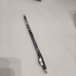 crayon noir avec pinceau