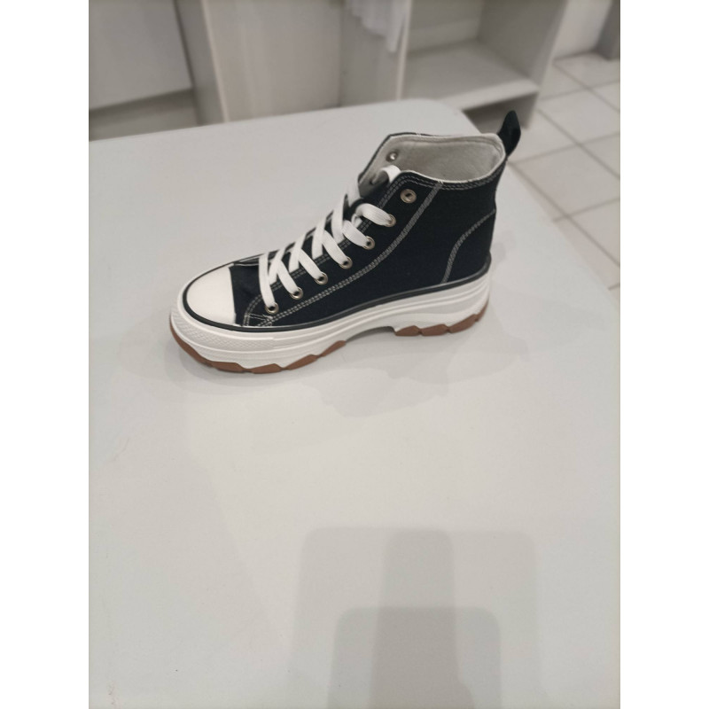chaussure blanche et noir